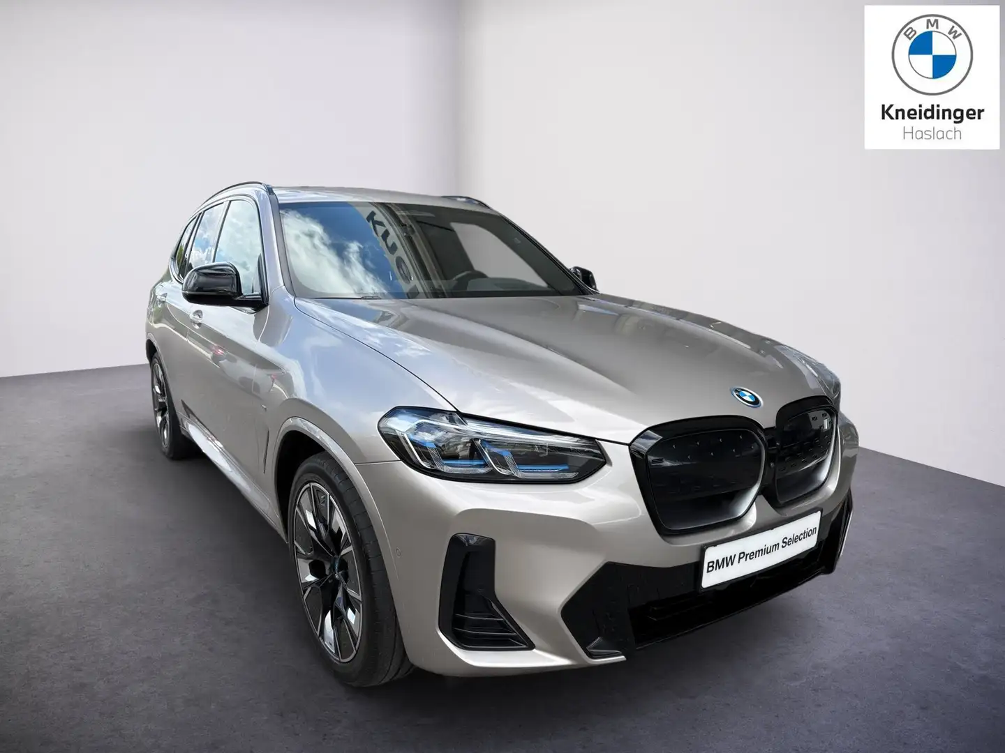 BMW iX3 M Sport Silber - 1