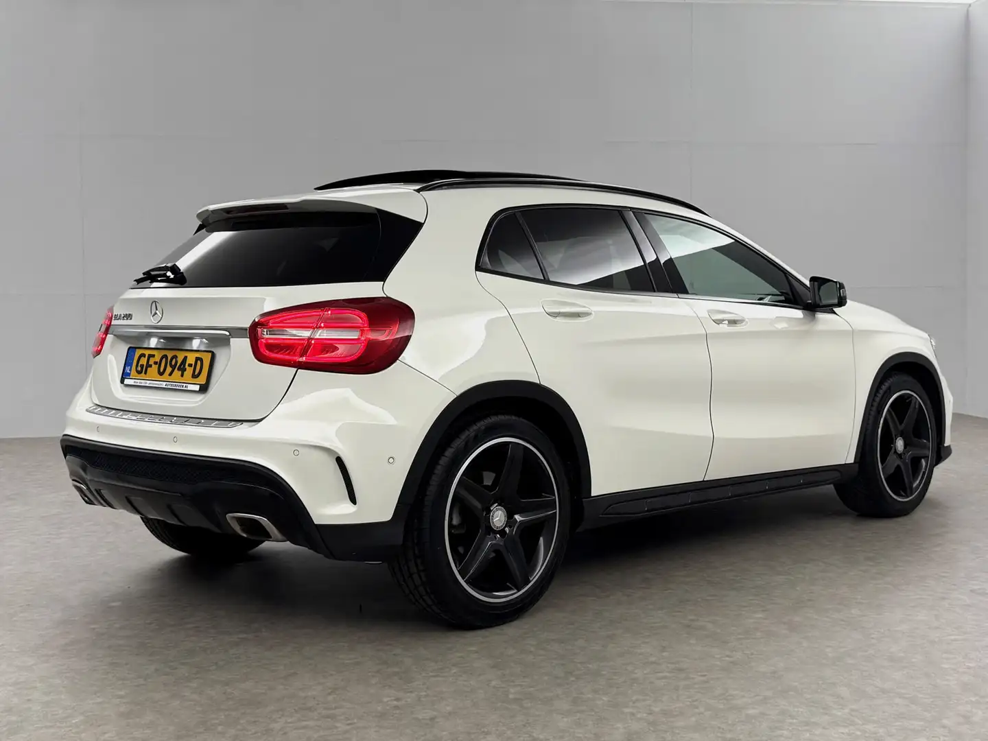 Mercedes-Benz GLA 200 AMG 157PK Pano LED Airco Cruise Navi PDC 19''LMV Wit - 2