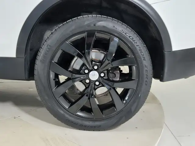 Land Rover Discovery Sport view 9