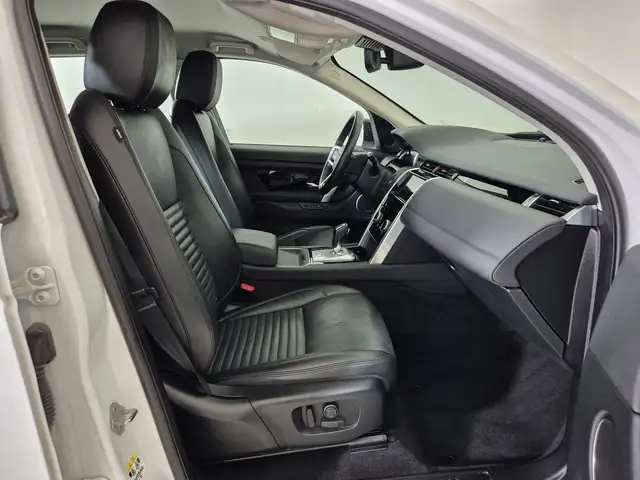 Land Rover Discovery Sport view 3