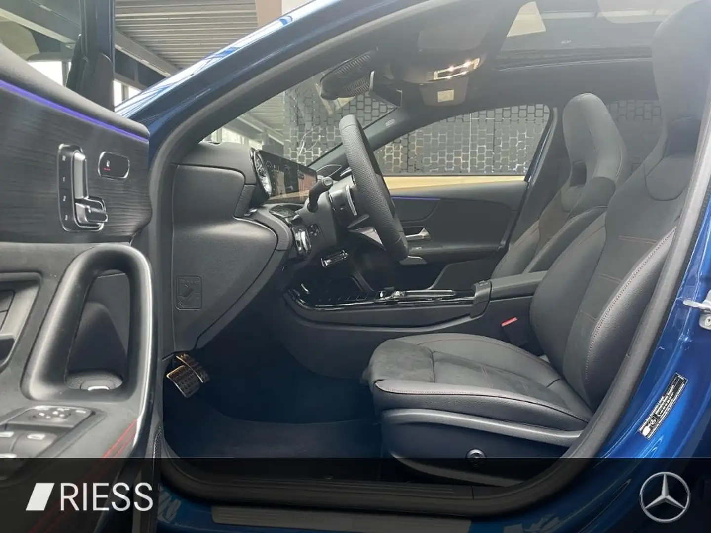 Mercedes-Benz A 250 e EQ AMG+AHK+PANO+MULTIBEAM+360°+MEMORY+ Blau - 2