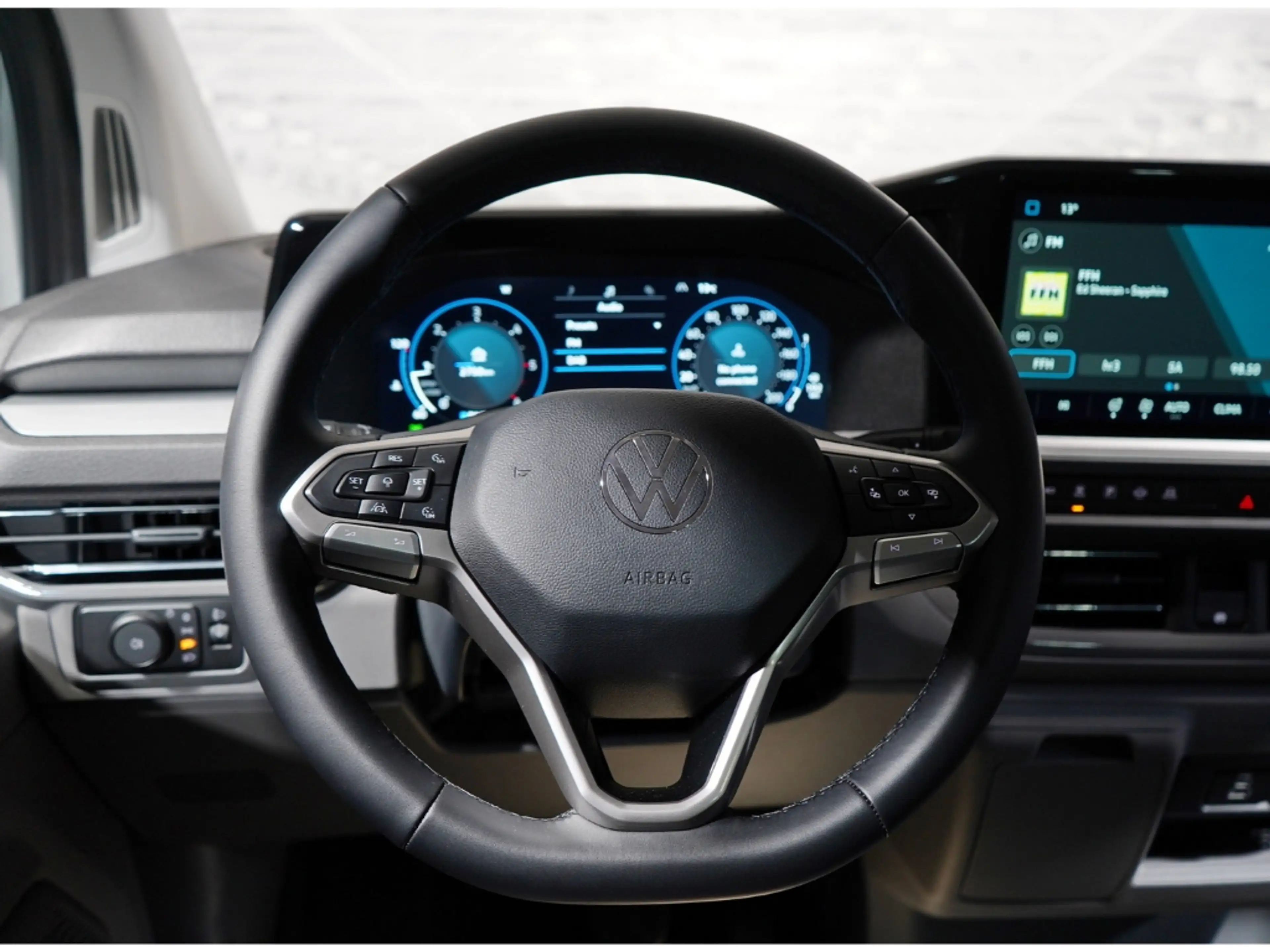 Volkswagen T7 Caravelle Life 2.0 TDI KR Connect Paket Panoram — photo 7