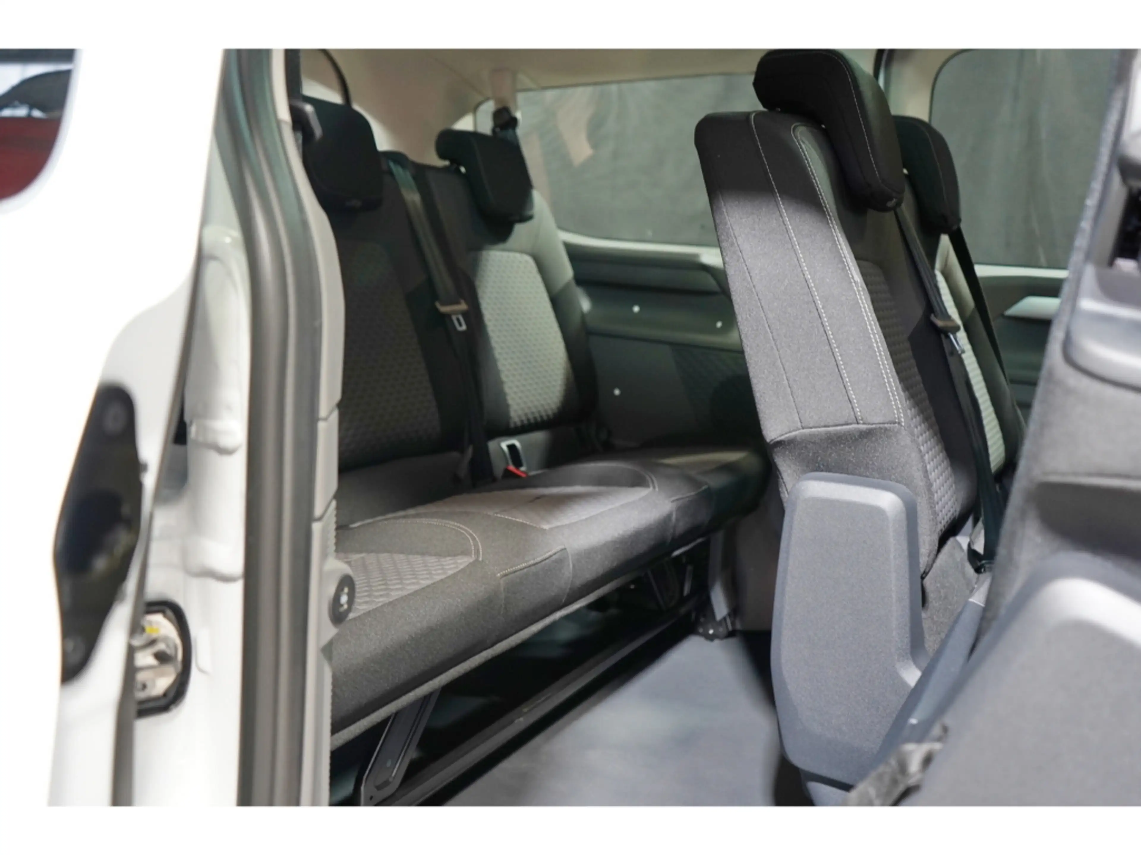 Volkswagen T7 Caravelle Life 2.0 TDI KR Connect Paket Panoram — photo 11