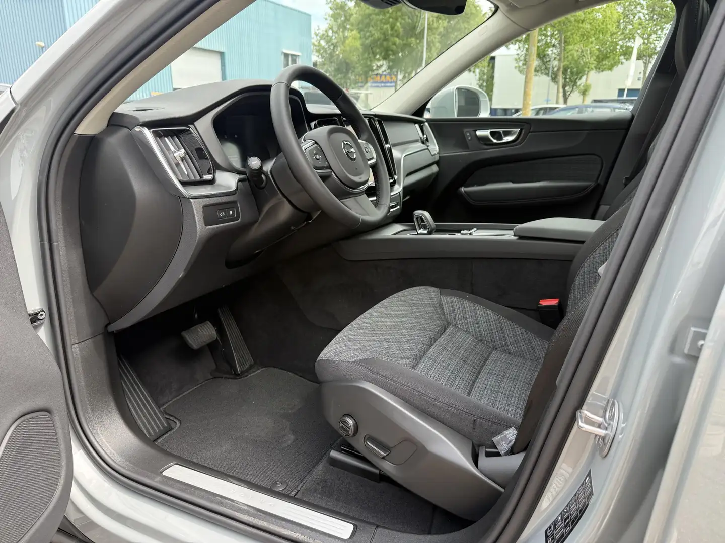 Volvo XC60 2.0 T6 Plug-in hybrid AWD Plus Bright Trekhaak Grijs - 2