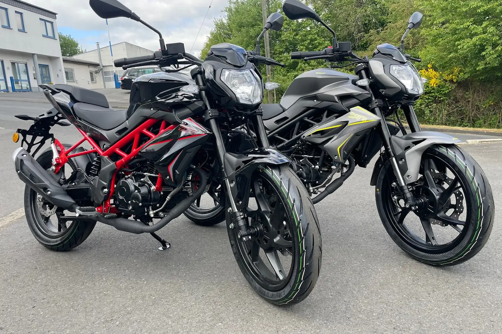 Benelli BN 125 Model 2025 EURO 5+ - CBS -black oder matt grey Schwarz - 1