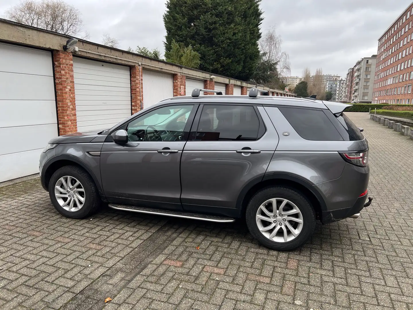 Land Rover Discovery Sport TD4 HSE Luxury Gris - 2