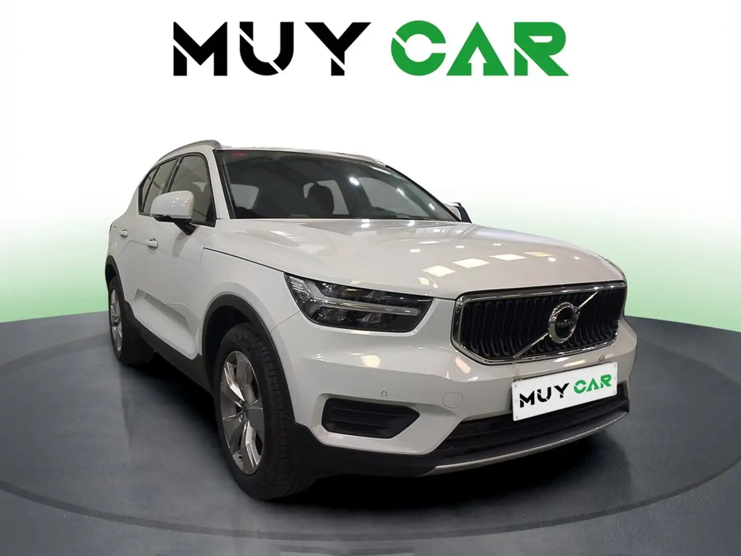 Volvo XC40 T2 Momentum Pro Aut. Blanco - 1