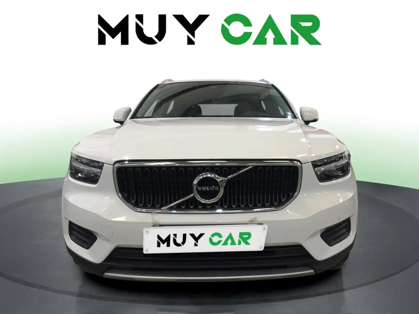 Volvo XC40 T2 Momentum Pro Aut. Blanco - 2
