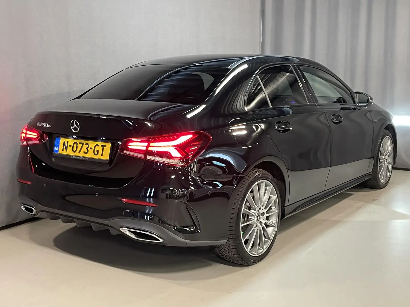 Mercedes-Benz A 250 e Premium 19"/Dodehoek/Camera/Sfeerverlichting/Sto Zwart - 2