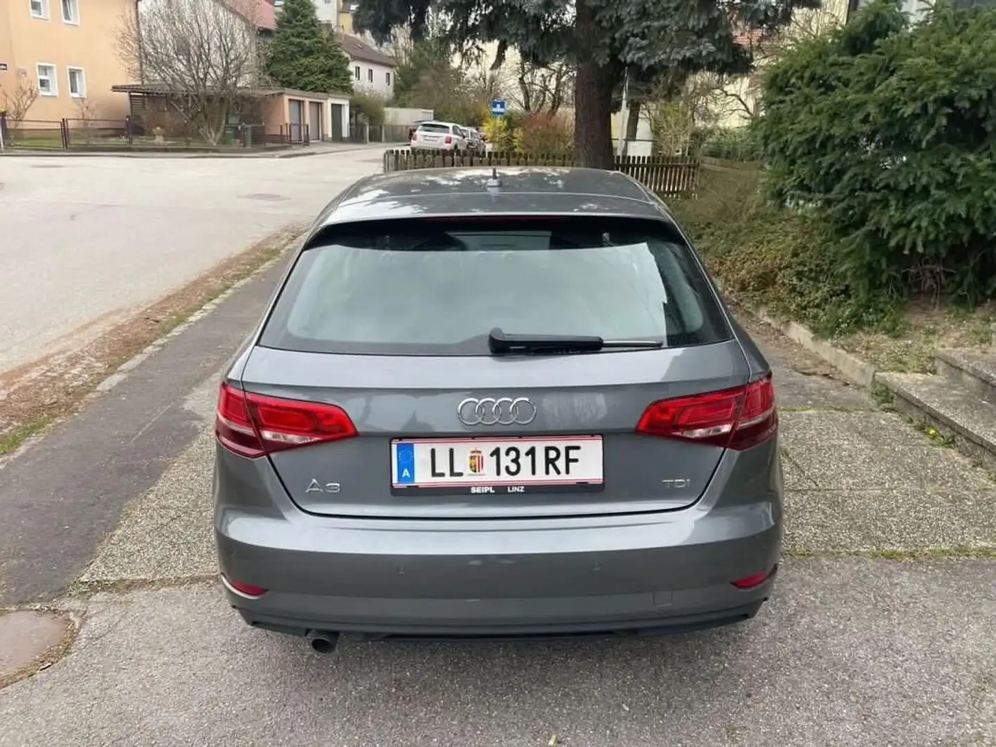 Audi A3 1,6 TDI sport Grau - 2
