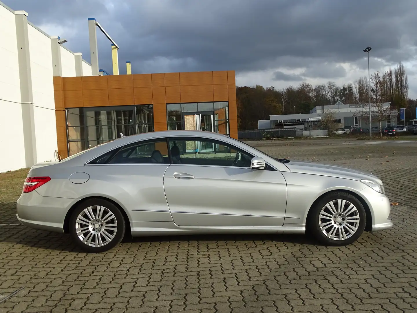 Mercedes-Benz E 220 AUTOMATIK*AMG-STYLING*BI-XENON*START-STOP* Silber - 2