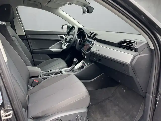 Audi Q3 view 13