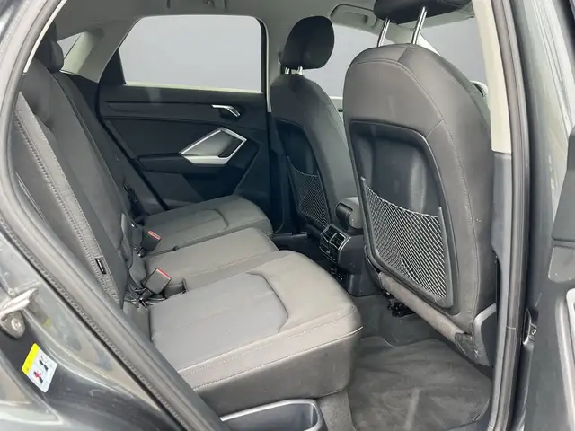 Audi Q3 view 12