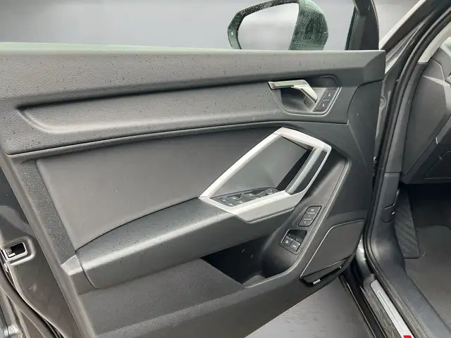Audi Q3 view 6