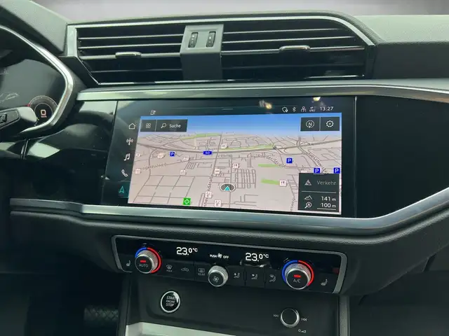 Audi Q3 view 10