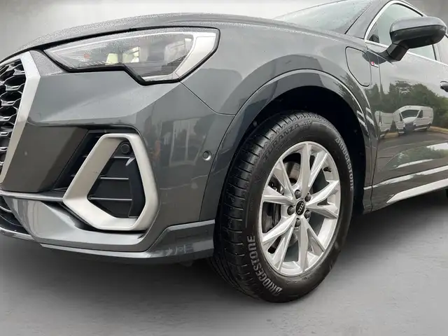 Audi Q3 view 4
