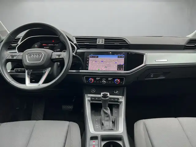Audi Q3 view 8