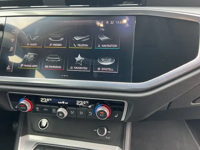 Audi Q3 view 11