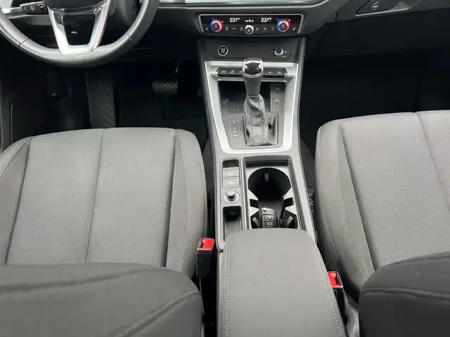Audi Q3 view 9