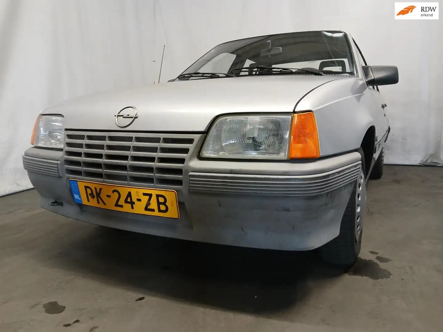Opel Kadett 1.3S GT Gris - 1