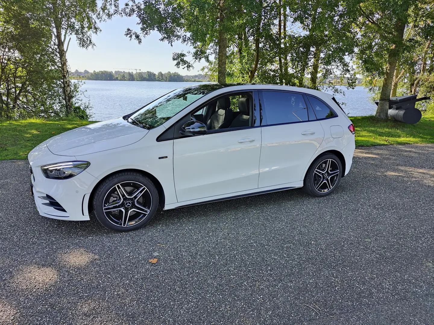 Mercedes-Benz B 250 B250e. AMG, 1 jaar dealer garantie, M bux, Pano, Bílá - 1