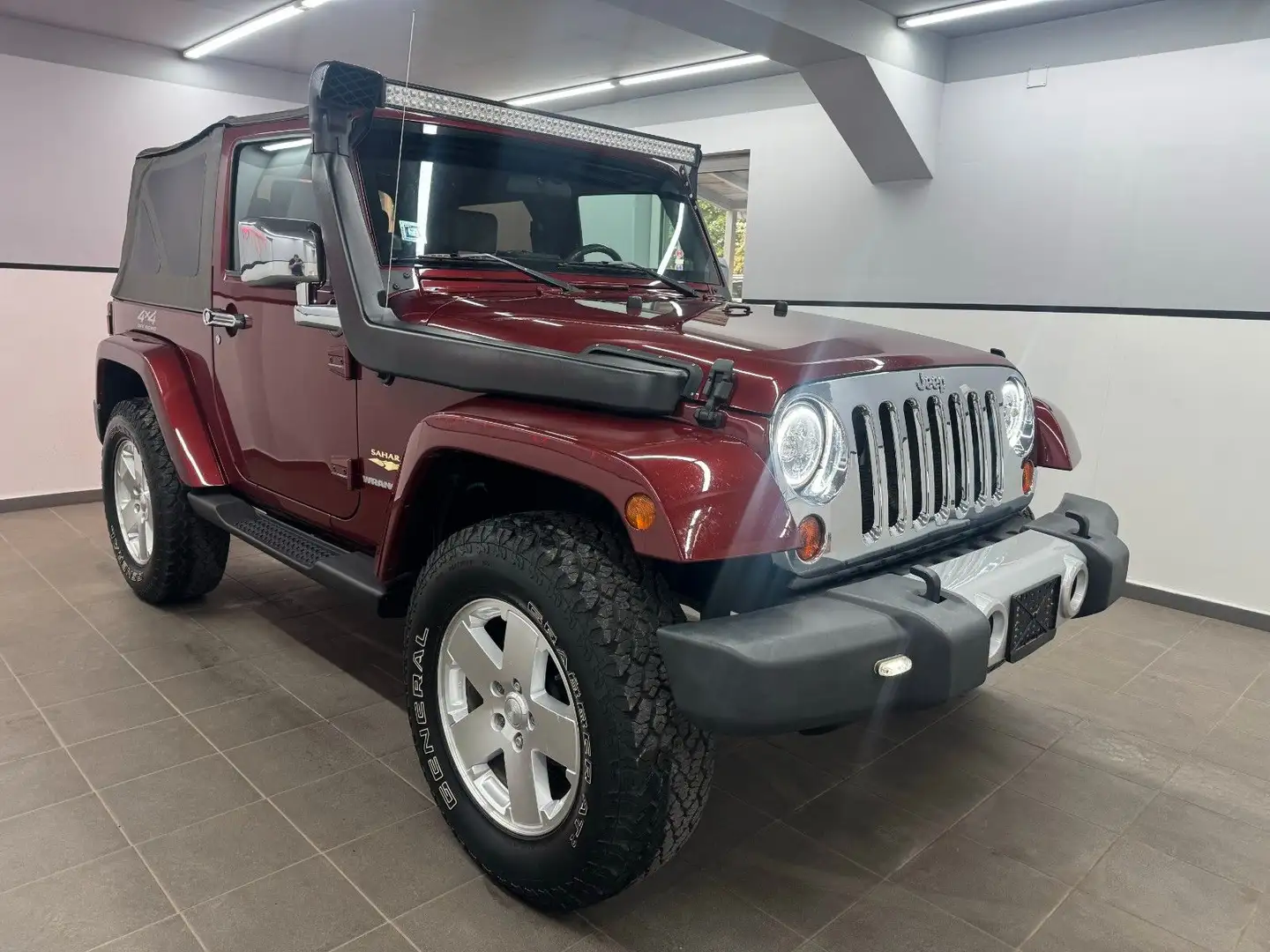 Jeep Wrangler Unlimited Sahara 4x4 3.8 /3-Trg/Softtop Rouge - 2