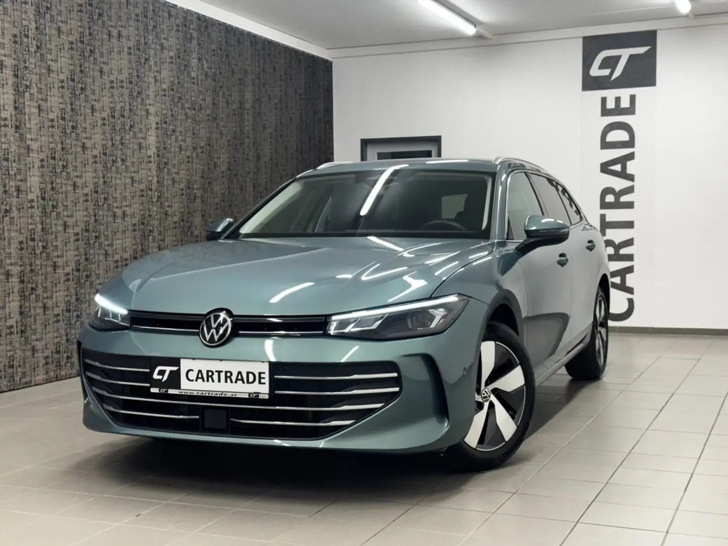 Volkswagen Passat Variant Passat 1.5 eTSI Business Grün - 1