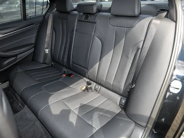 BMW 5 Series view 18