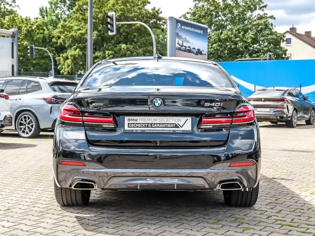 BMW 5 Series view 11