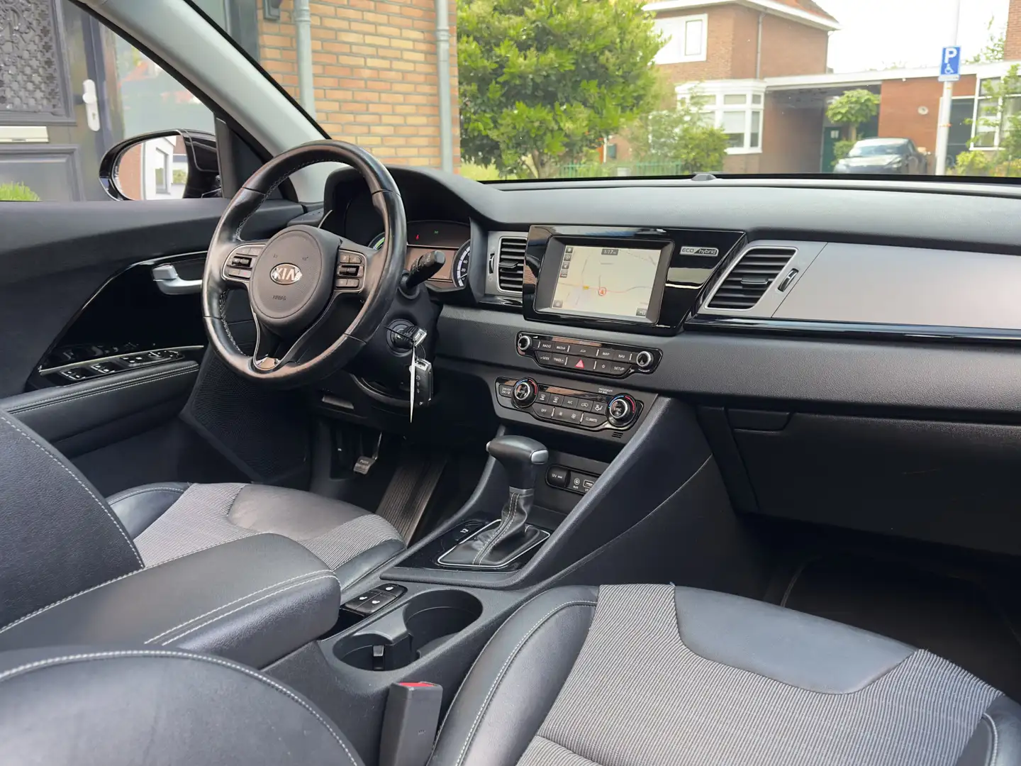 Kia Niro 1.6 GDi AUT6 HYBRID EDITION LEDER PANODAK NAVI CAM Zwart - 2