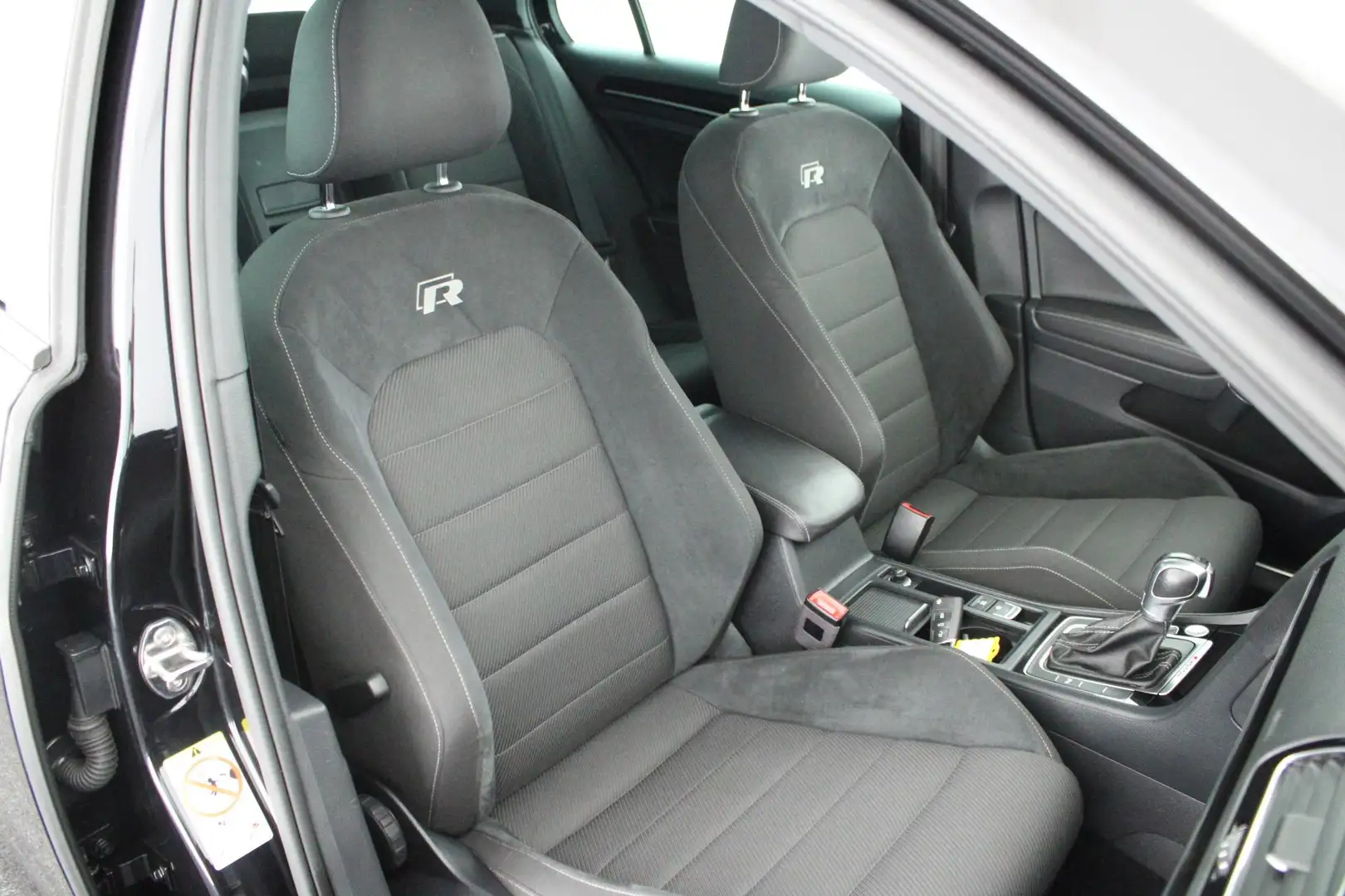 Volkswagen Golf R 2.0 TSI 310pk DSG 4Motion Keyless Dynaudio Virtual Zwart - 2