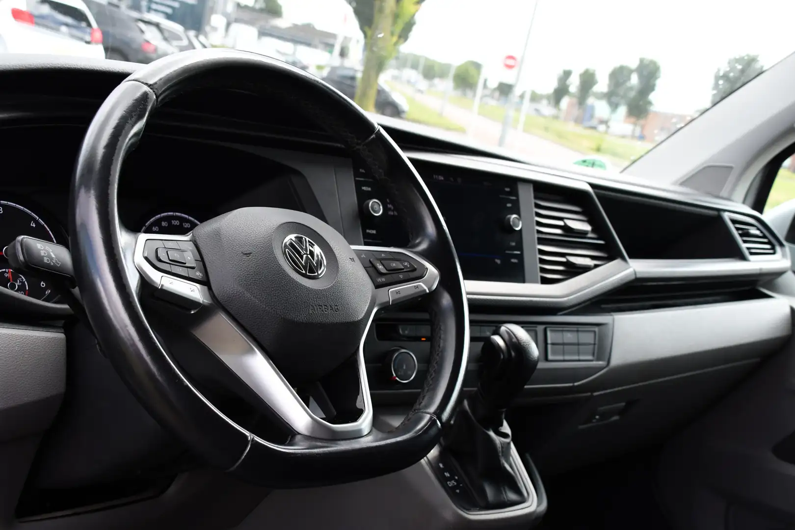 Volkswagen Transporter 2.0 TDI L2H1 30 Highline PB Edition Adaptieve Crui Zilver - 2