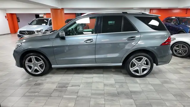 Mercedes-Benz GLE view 3