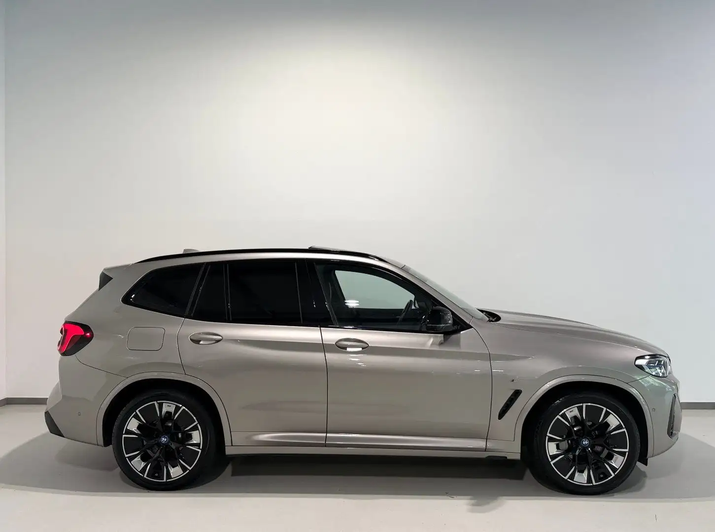 BMW iX3 LCI M-Sport Impressive/HEAD-UP/Panorama/AHK/360*G Silber - 2