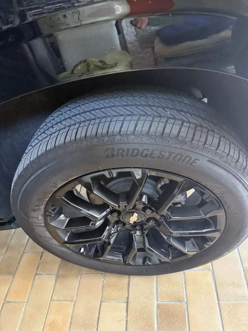 Chevrolet Suburban 4WD High Country , KW/PS 313/426 Schwarz - 1