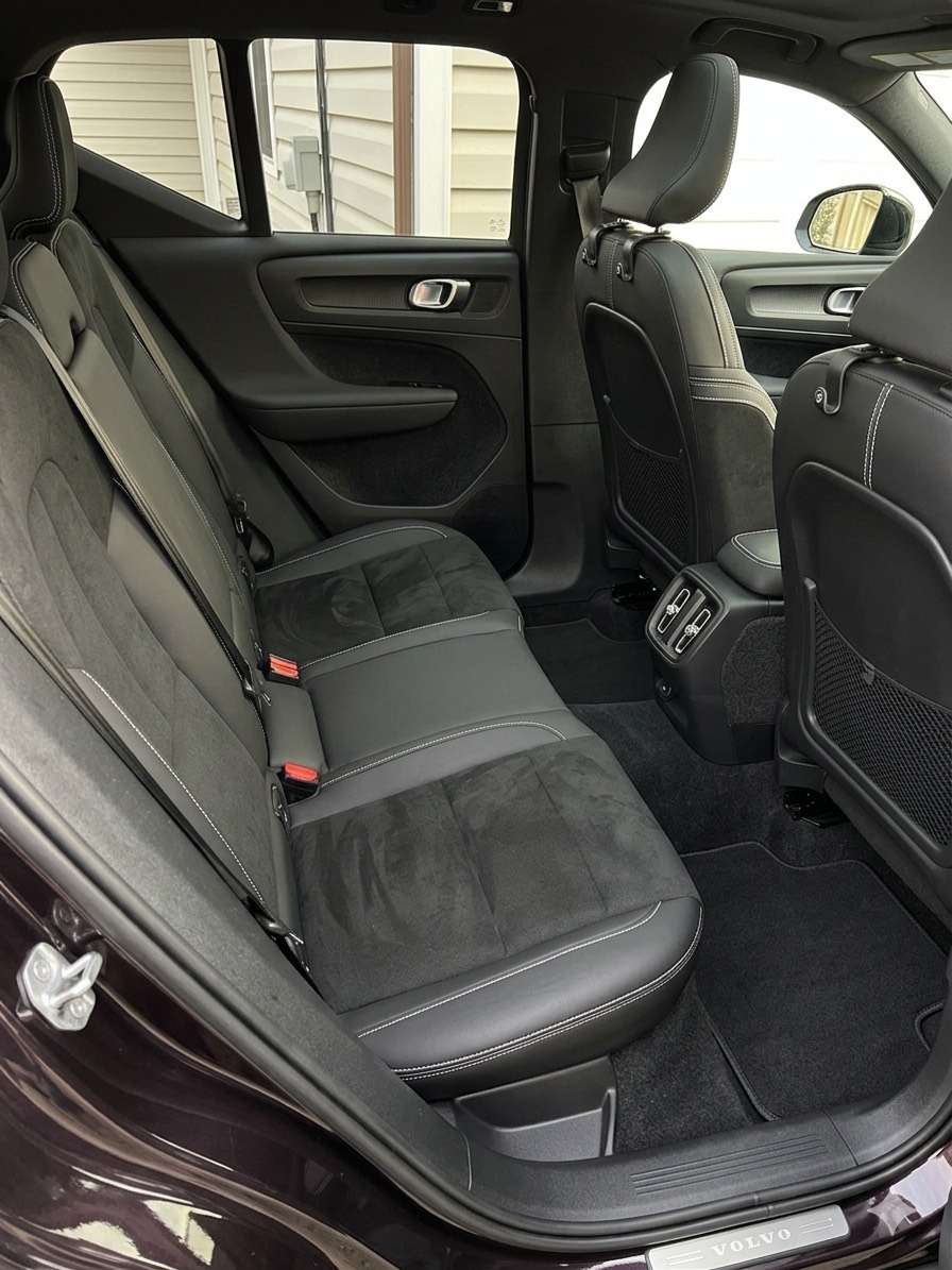 2023 Volvo XC40 Plus alt 2