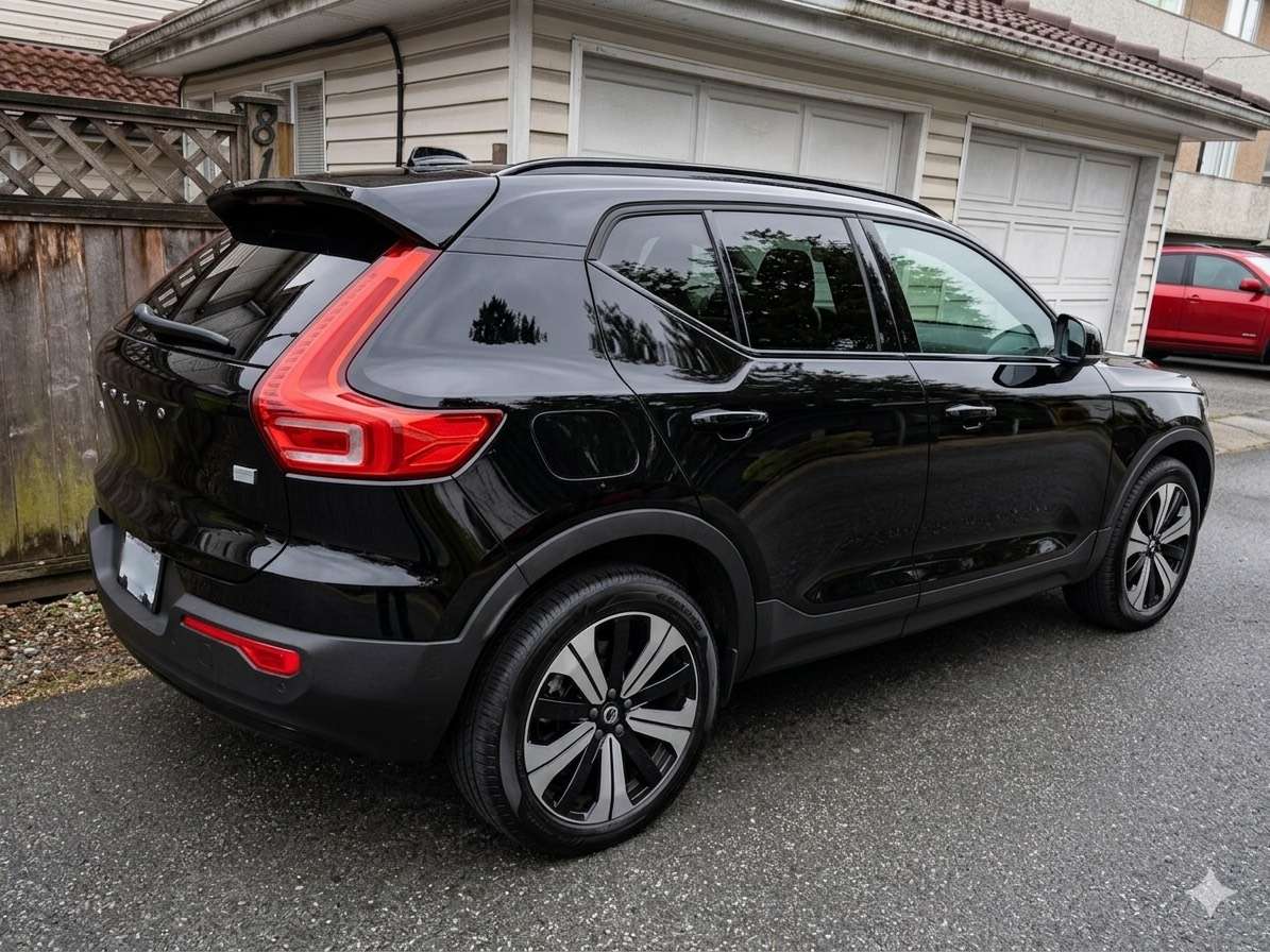 2023 Volvo XC40 Plus alt 4