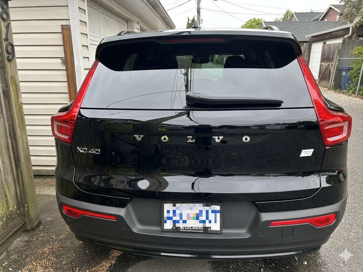 2023 Volvo XC40 Plus alt 3