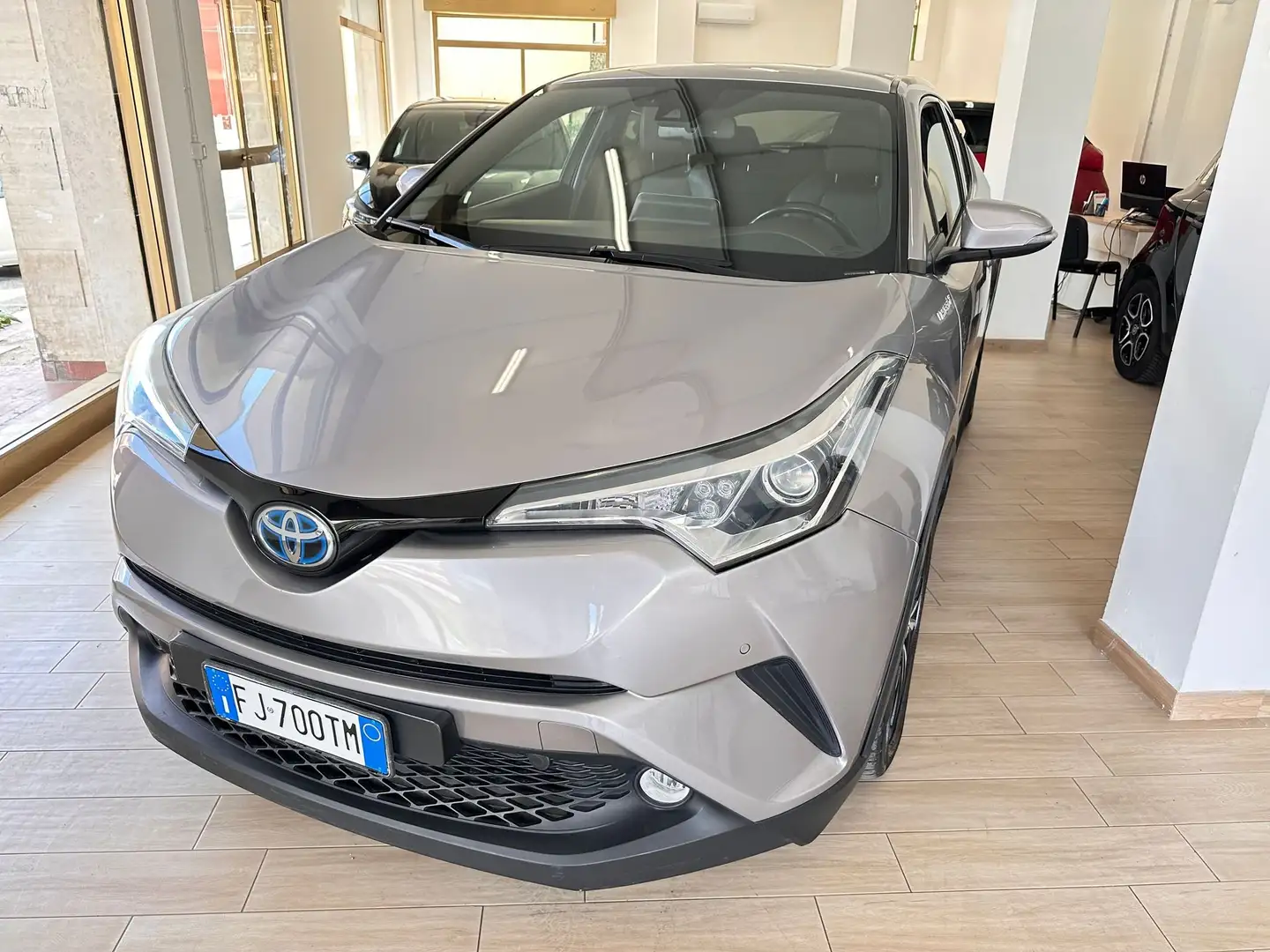 Toyota C-HR C-HR 1.8h Lounge 2wd e-cvt Grau - 2