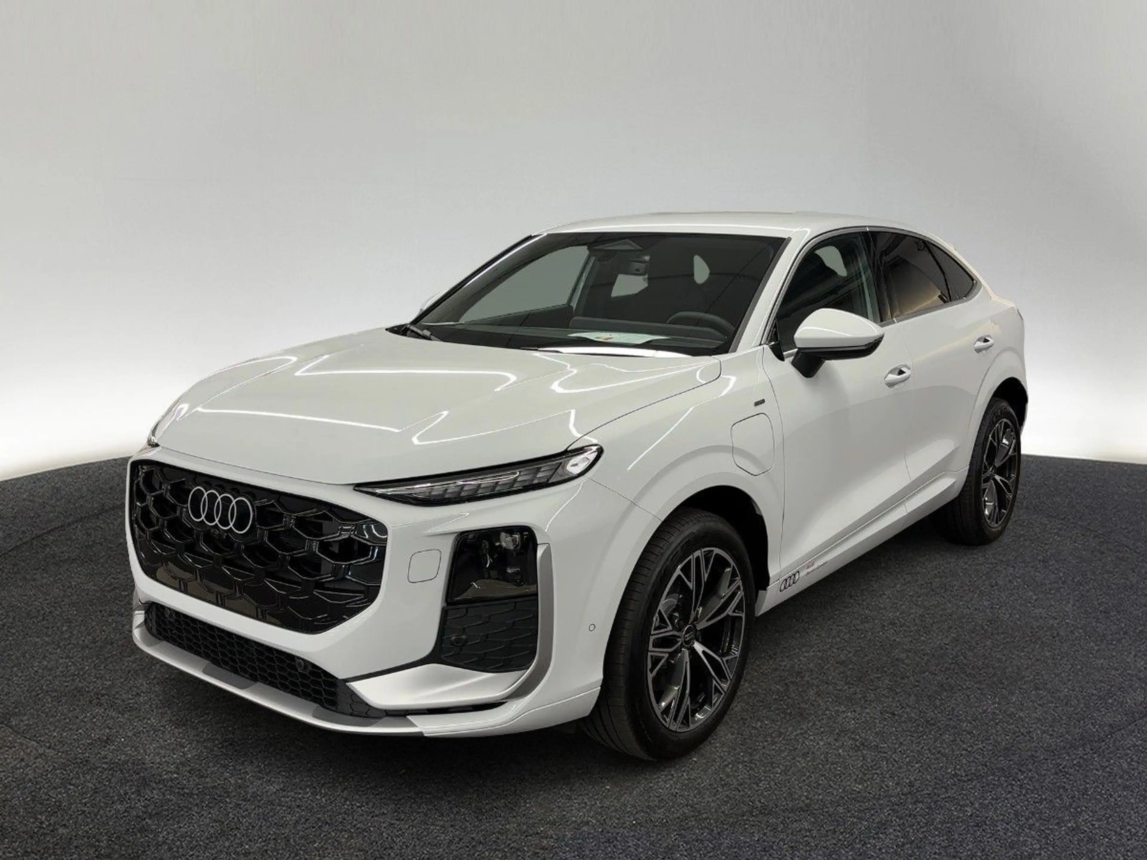 Audi Q3 e-hybrid S tronic — photo 2