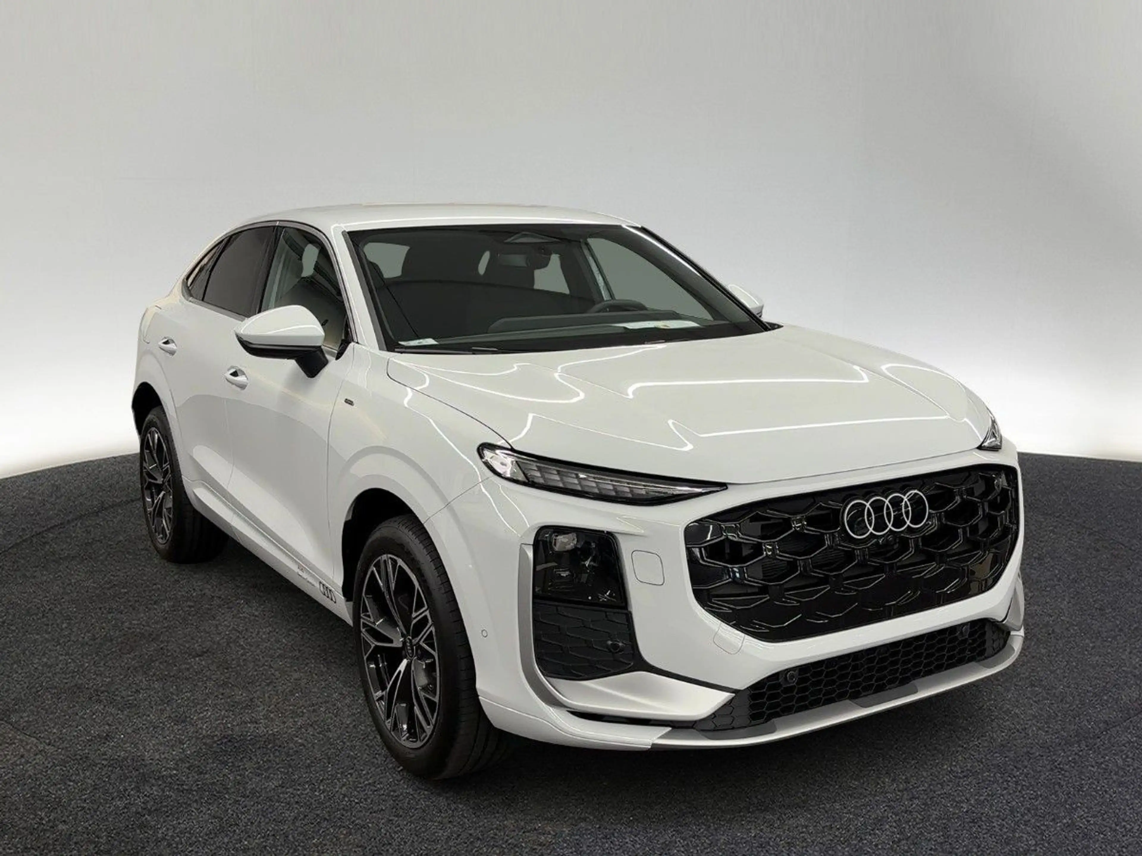 Audi Q3 e-hybrid S tronic — photo 8