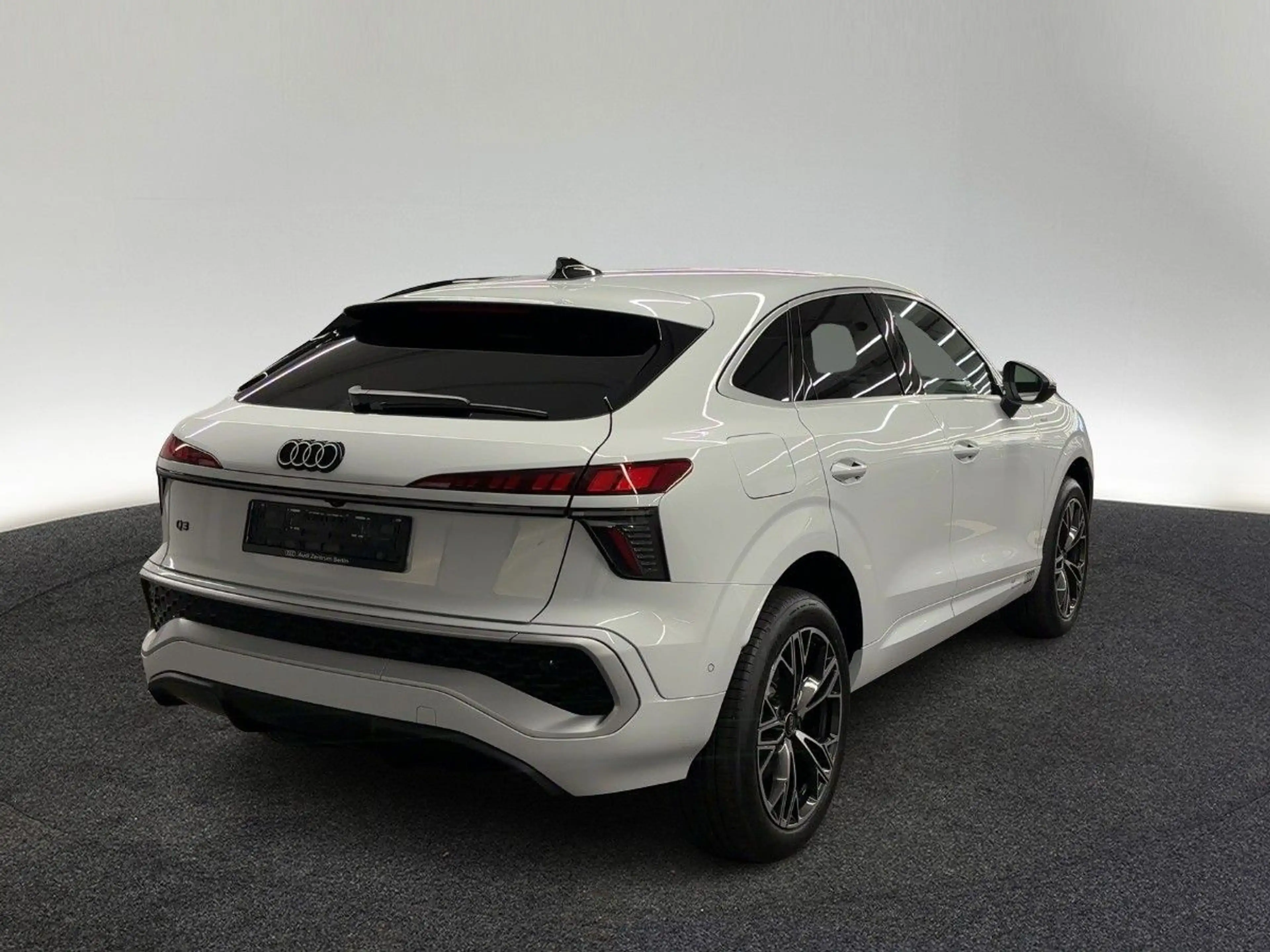 Audi Q3 e-hybrid S tronic — photo 6