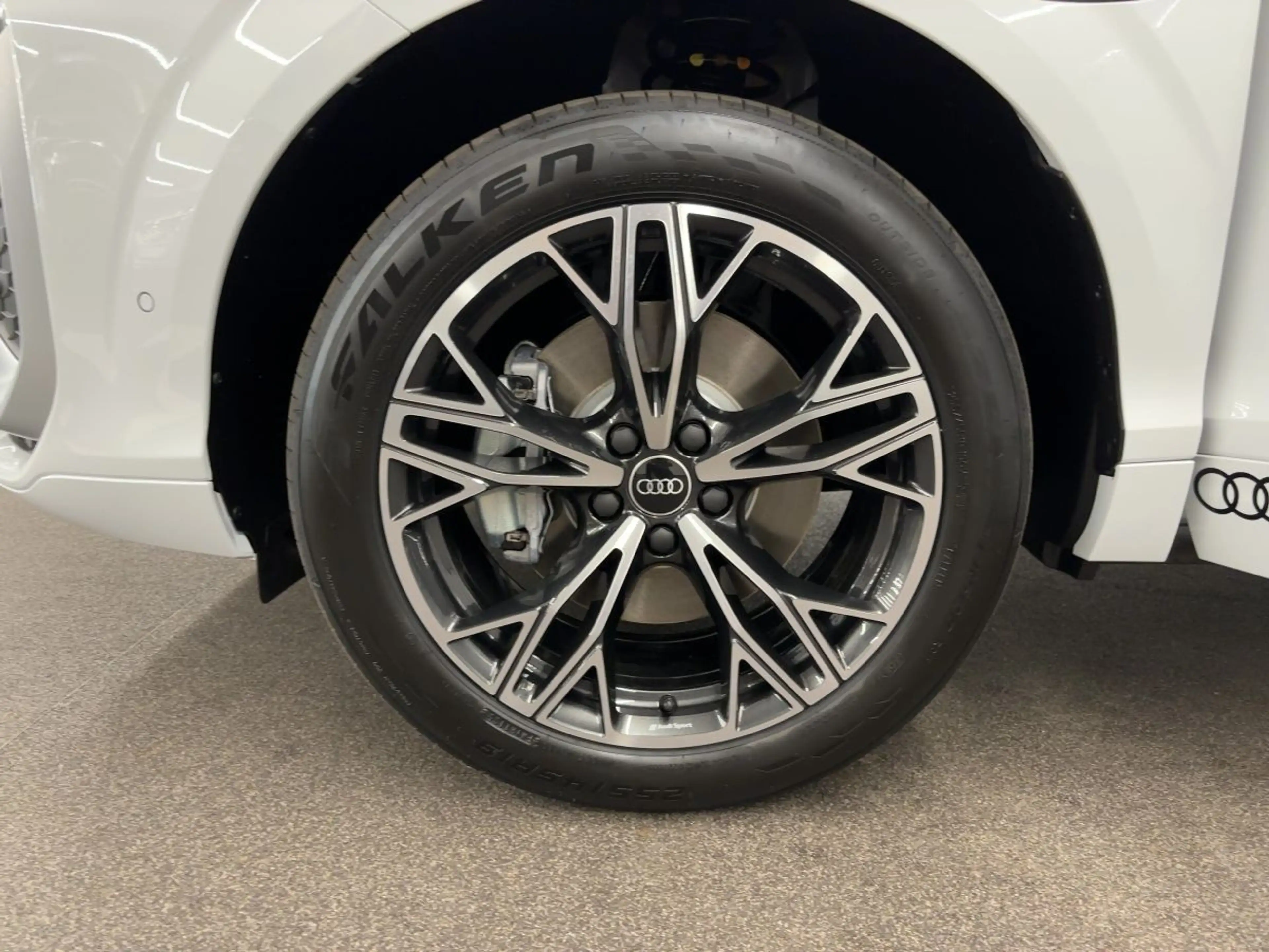 Audi Q3 e-hybrid S tronic — photo 15