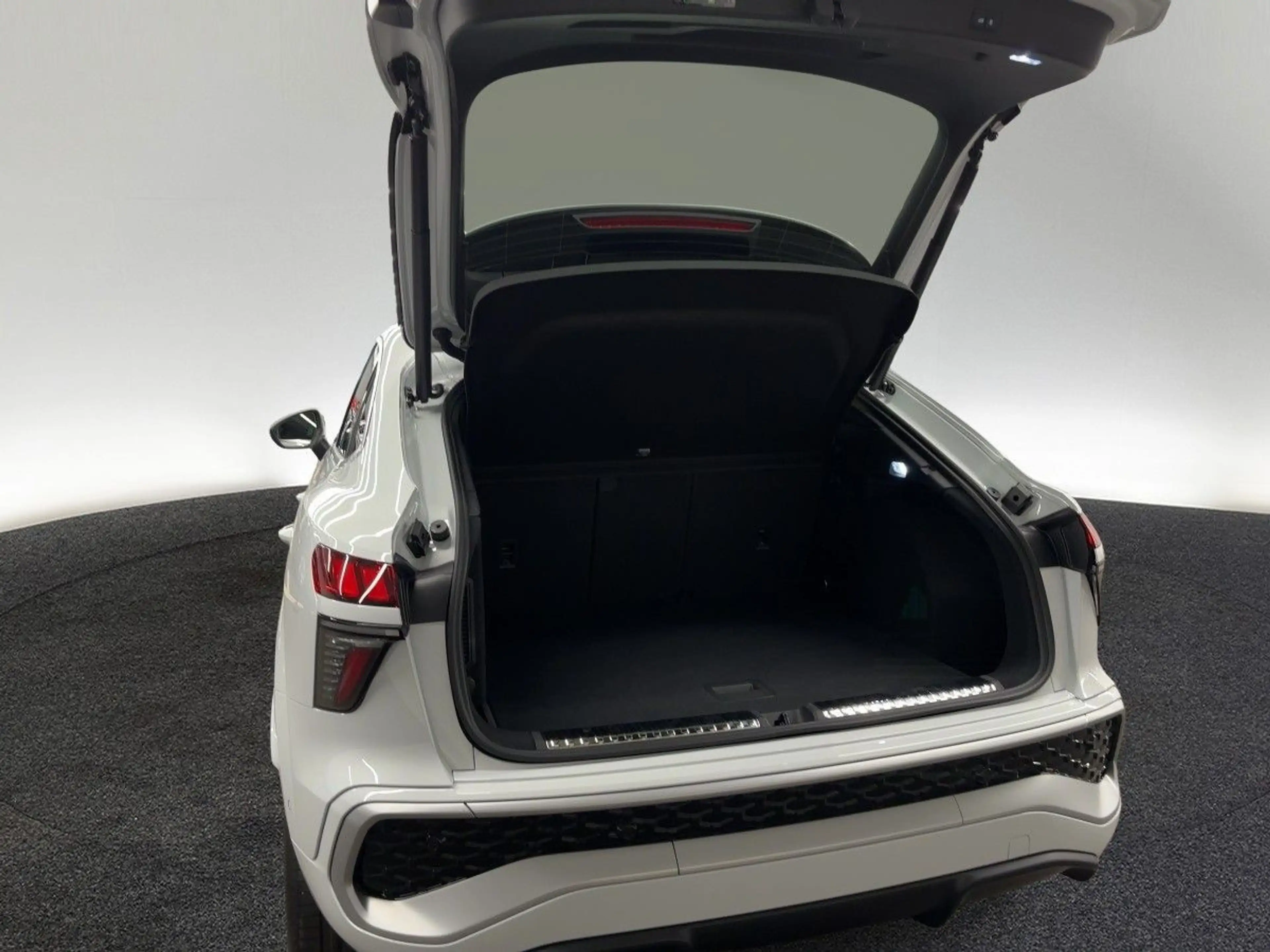 Audi Q3 e-hybrid S tronic — photo 9