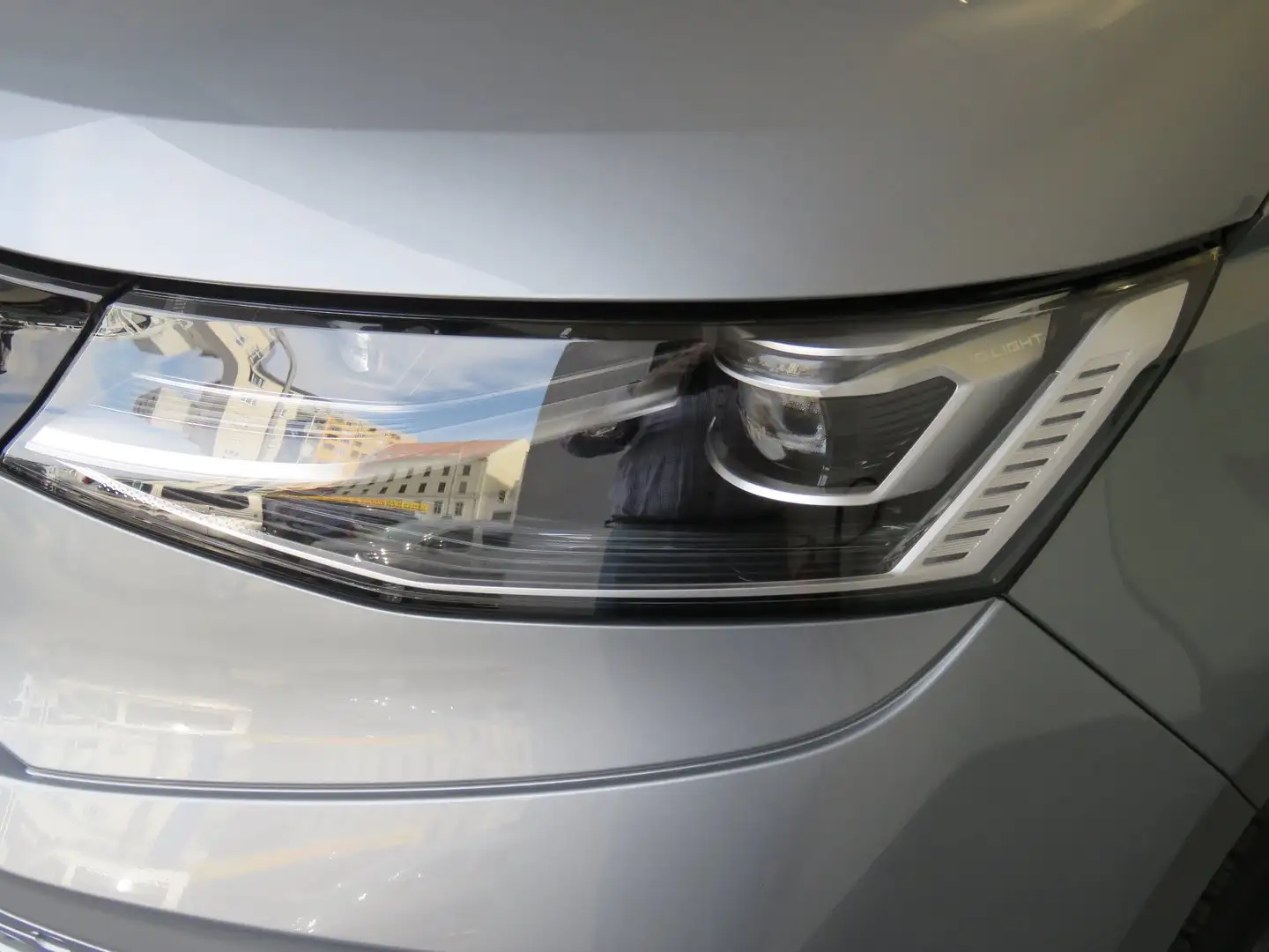 Volkswagen T7 Multivan VW T7 Multivan Business eHybrid 180 kW 4MOTION Silber - 2