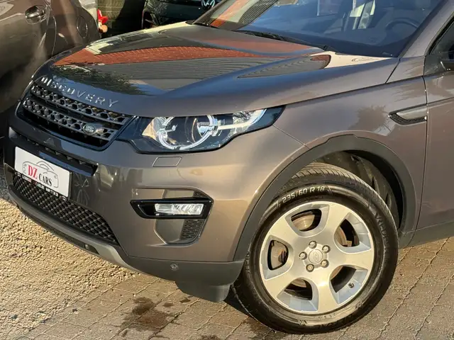Land Rover Discovery Sport view 3