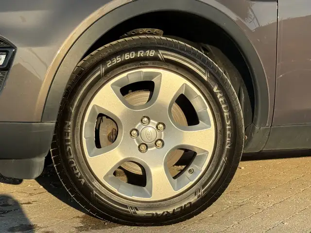 Land Rover Discovery Sport view 5