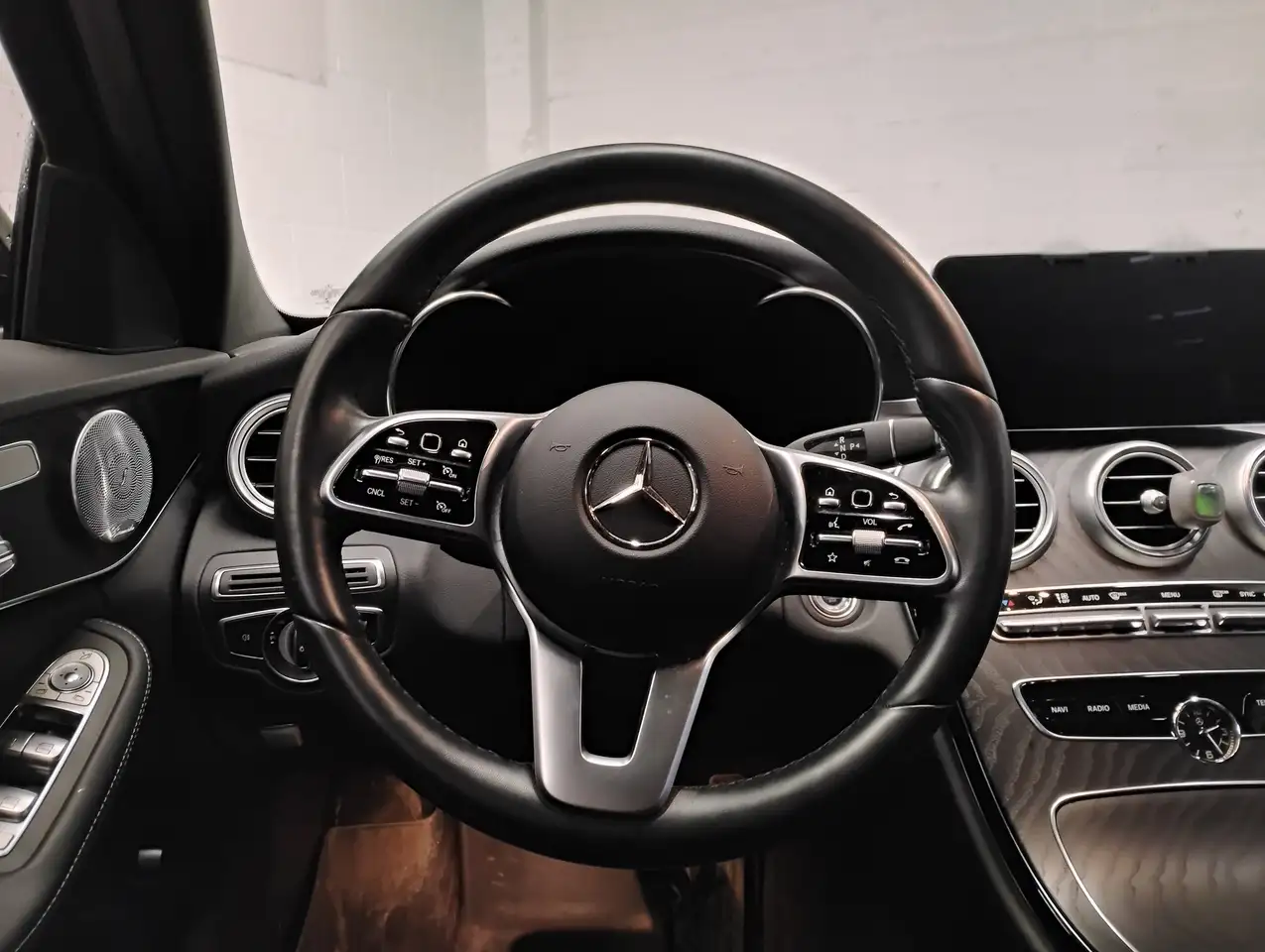 Mercedes-Benz C-Class снимка Mercedes-Benz C-Class