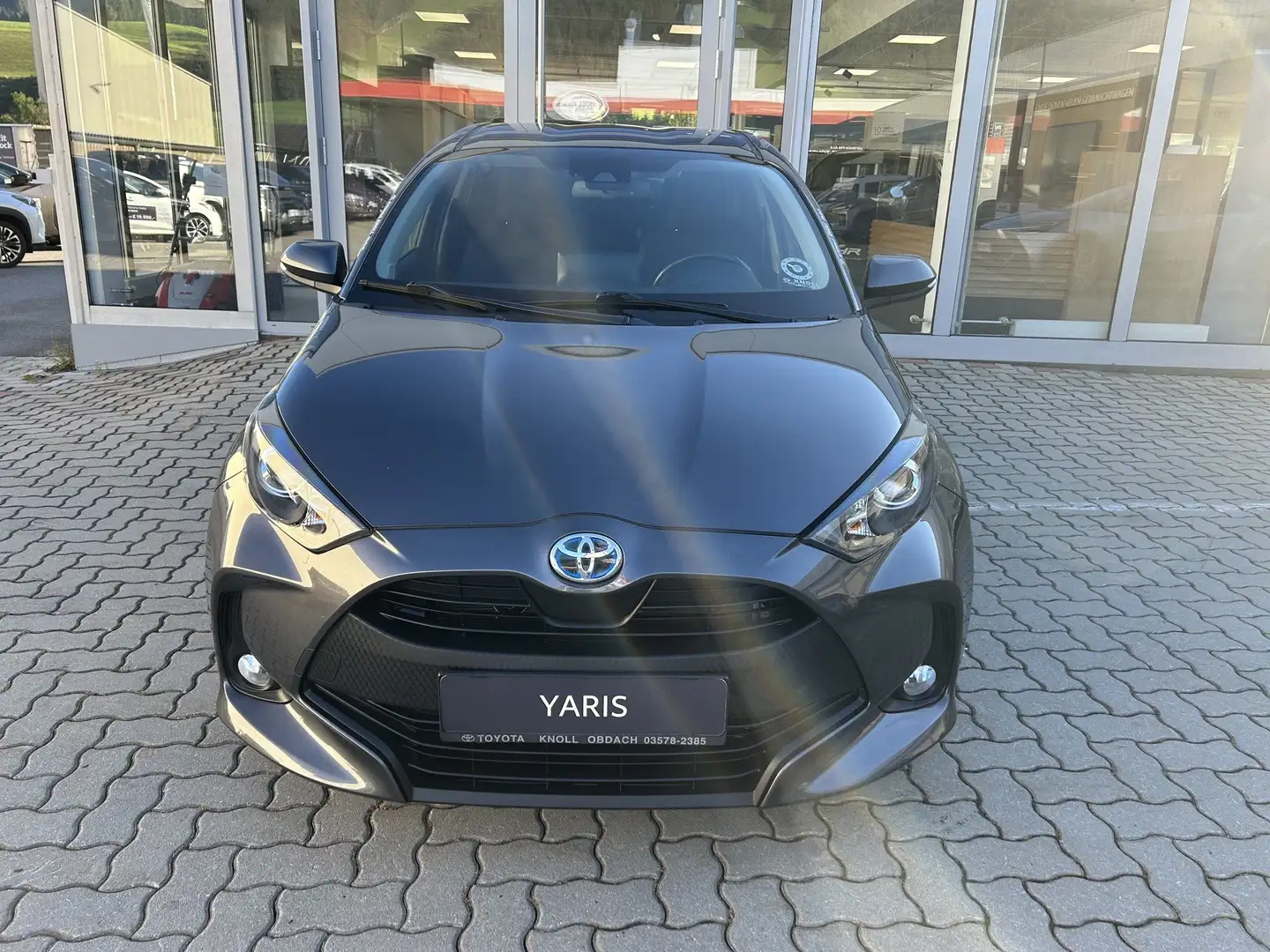 Toyota Yaris 1,5 Hybrid Active Drive Grau - 2