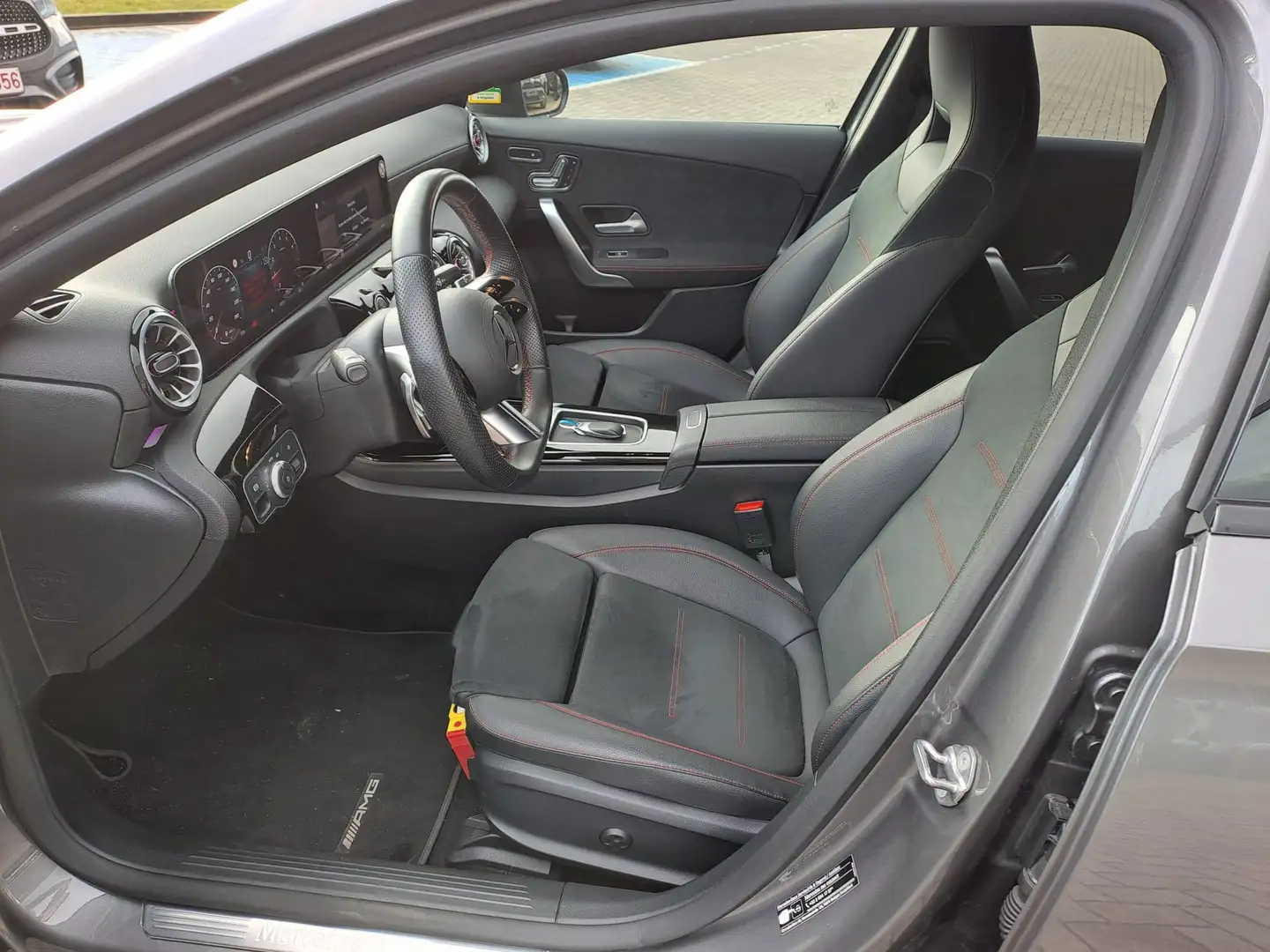 Mercedes-Benz A 180 Hatchback AMG Line | Panoramisch Dak | Memory Zete Grijs - 2